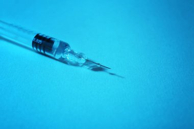 Tablo üzerinde tıbbi şırınga