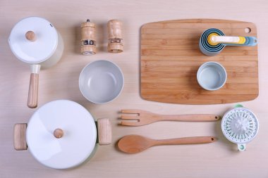 Ahşap arka plan üzerinde sınıflar yemek pişirmek için mutfak gereçleri