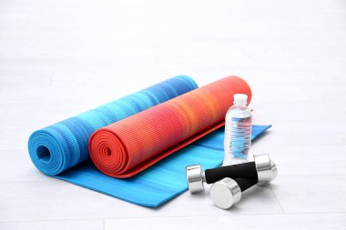 İki yoga paspaslar dumbbells ile  