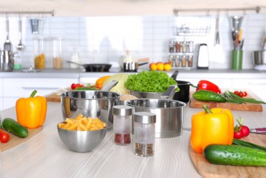 Taze sebze ve ahşap masa üzerinde sınıflar yemek pişirmek için mutfak eşyaları