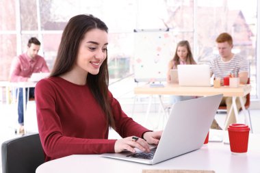 Dizüstü bilgisayar kullanan kadın 