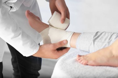 Hastanın Kliniği, closeup bacağından üzerine uygulanan bandaj doktor
