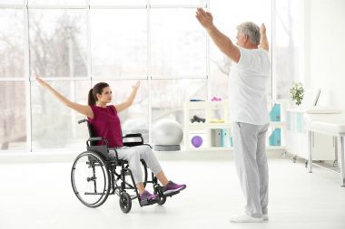 Genç kadın kıdemli ortopedi uzmanı rehabilitasyon Kliniği ile devre dışı