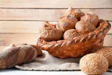 Çavdar ekmeği ile pişmiş sepeti