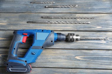 Bağlama marangoz atölyesinde ahşap masa üstünde ile modern matkap