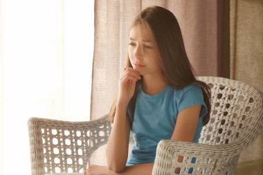 sevimli hüzünlü kız 