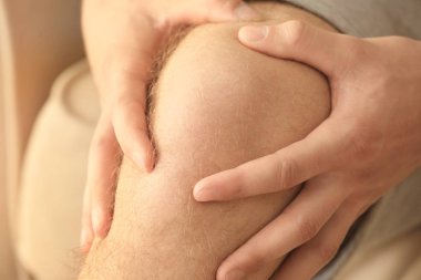 bacak ağrısı muzdarip adam