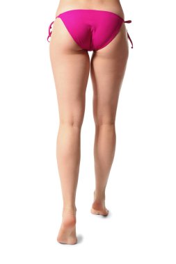 Beyaz bikinili genç kadın