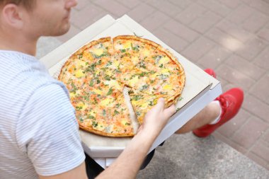 Adam alarak dilim pizza 