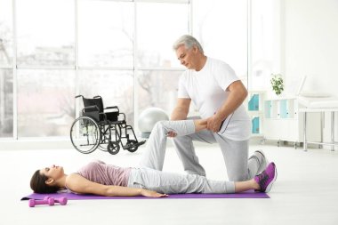 Genç kadın kıdemli ortopedi uzmanı rehabilitasyon Kliniği ile devre dışı