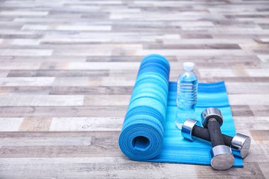 Yoga mat dumbbells ile