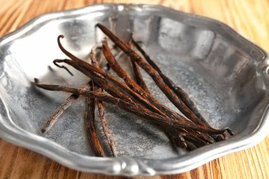 Kurutulmuş vanilya çubukları ile metal plaka 