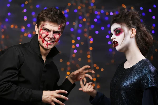 Ung man och kvinna med Halloween smink på fest — Stockfoto