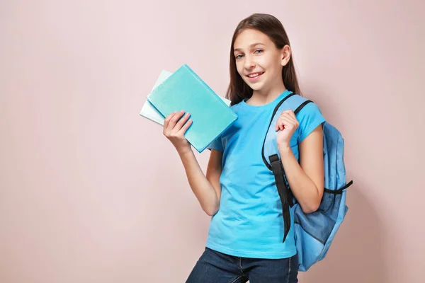 Menina com livros e saco escolar — Fotografia de Stock