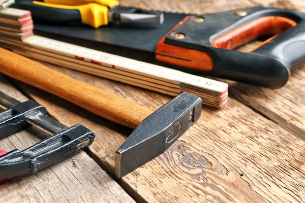 Conjunto de herramientas de carpintería sobre fondo de madera, primer plano —  Fotos de Stock