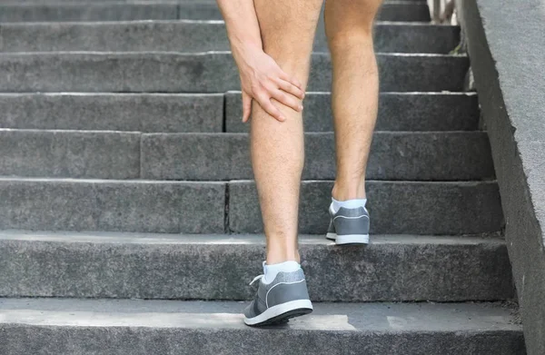 Homem que sofre de dor na perna — Fotografia de Stock