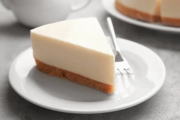 Piatto con deliziosa torta di formaggio — Foto Stock