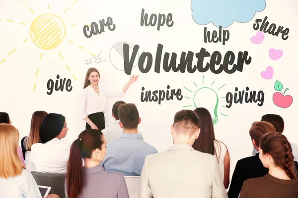 Grupo de personas reunidas en la sala de conferencias. Concepto de voluntario — Foto de Stock