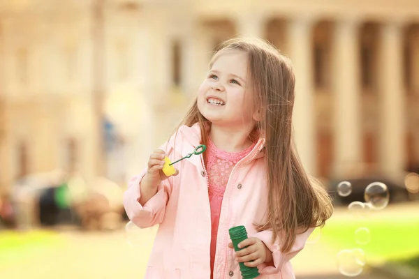 Niña jugando con burbujas de jabón — Foto de Stock