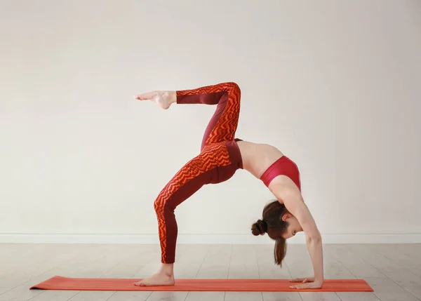 Mujer practicando yoga — Foto de Stock