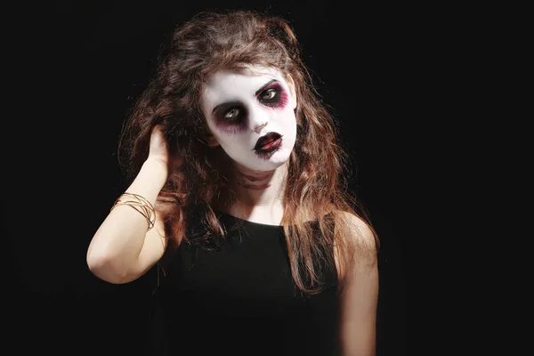 Mujer joven con maquillaje de Halloween sobre fondo oscuro — Foto de Stock