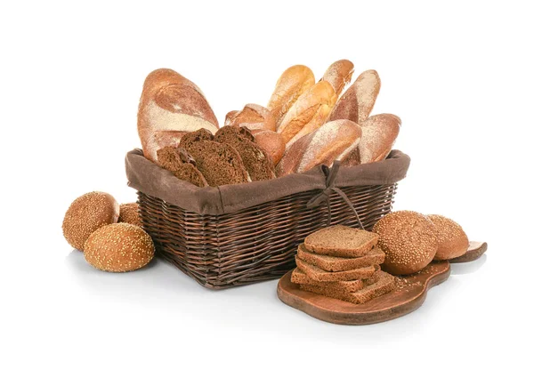 Hasır sepet ve farklı ekmek — Stok fotoğraf