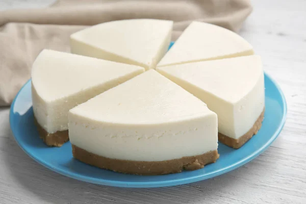 Tallrik med skivad cheesecake — Stockfoto