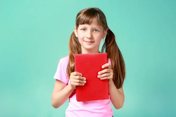 Hübsches kleines Mädchen mit Buch — Stockfoto