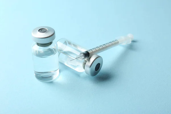 Vakcína v injekčních lahvičkách s injekční stříkačkou — Stock fotografie