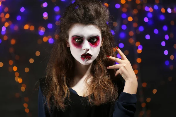 Jonge vrouw met Halloween Make-up op feestje — Stockfoto