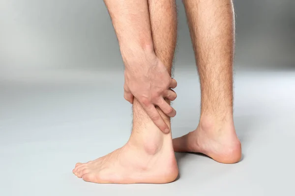 Man suffering from pain in leg — Stock Photo, Image