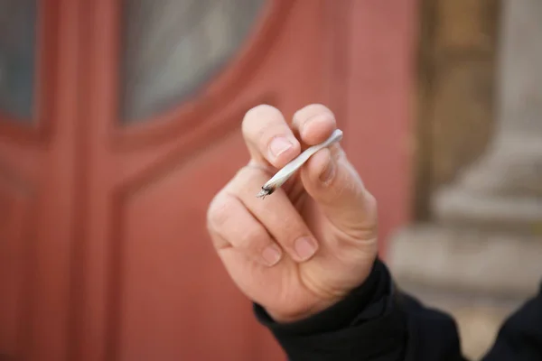 Homem fumando erva — Fotografia de Stock