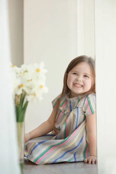 Fille avec bouquet de fleurs — Photo