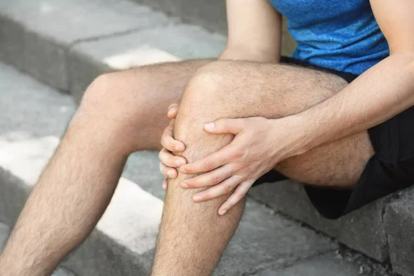 Homme souffrant de douleur à la jambe — Photo