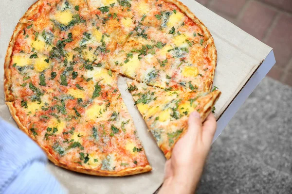 피자 남자 복용 조각 — 스톡 사진