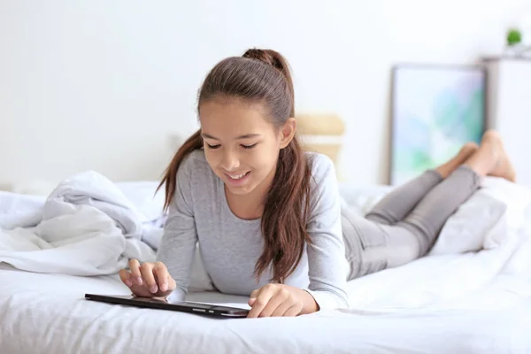 Tablet Bilgisayarınızla Yatakta Yatarken Şirin Kız — Stok fotoğraf