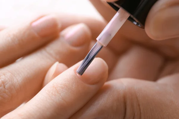 Master nagellak toe te passen op vrouw nagels — Stockfoto