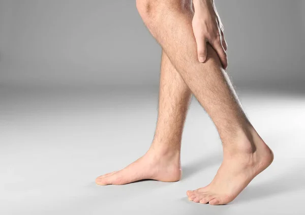 Hombre que sufre de dolor en la pierna — Foto de Stock