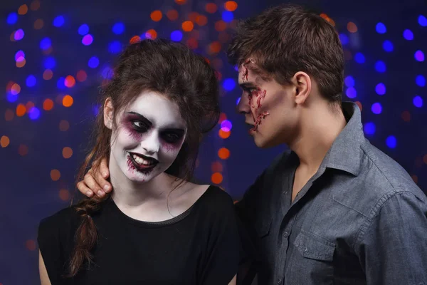 Mladý muž a žena s makeupem Halloween party — Stock fotografie