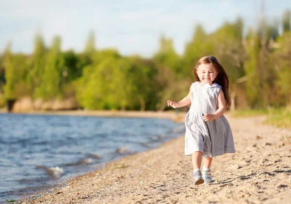 Niña cerca del río — Foto de Stock