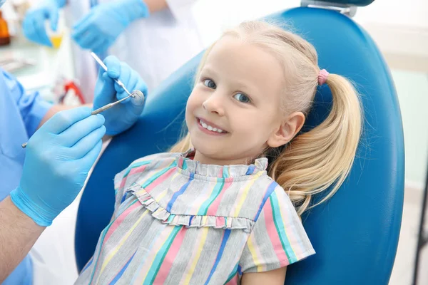 Denti dentista esaminando ragazza — Foto Stock