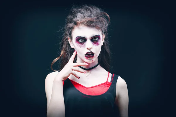 Mladá žena s makeupem Halloween na tmavém pozadí — Stock fotografie