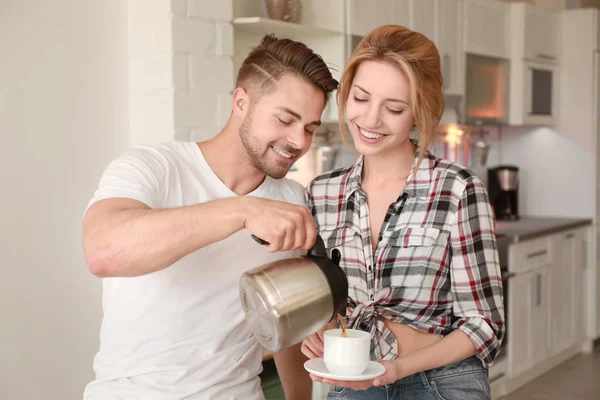 Lykkelig ungt par som drikker te – stockfoto
