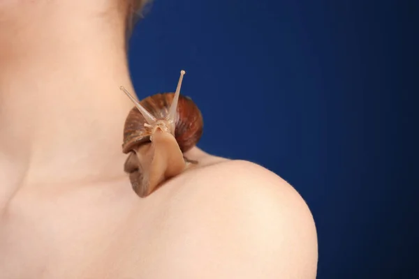 Mulher bonita com caracol gigante Achatina — Fotografia de Stock