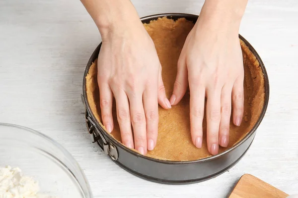 Woman making cheesecake — Stock Photo, Image