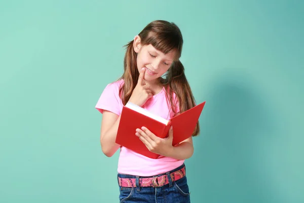 Jolie petite fille avec un livre — Photo