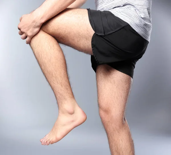 Мужчина страдает от боли в ноге — стоковое фото