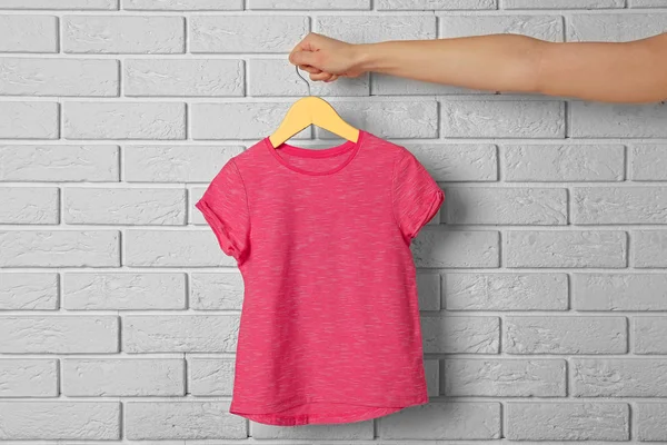 Blank color t-shirt against brick wall — Stock Photo, Image