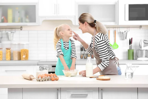 Mulher e filha cozinhar — Fotografia de Stock