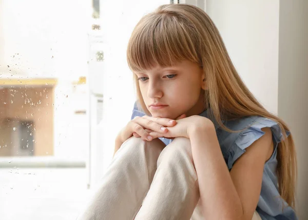 Niña triste. — Foto de Stock